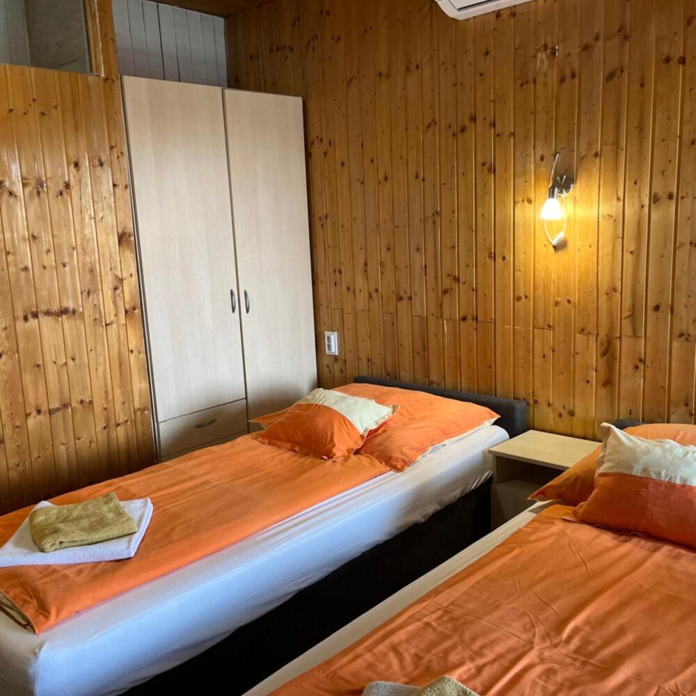 Lenzl'S Panzio Bed and Breakfast Szigetvár Exteriör bild