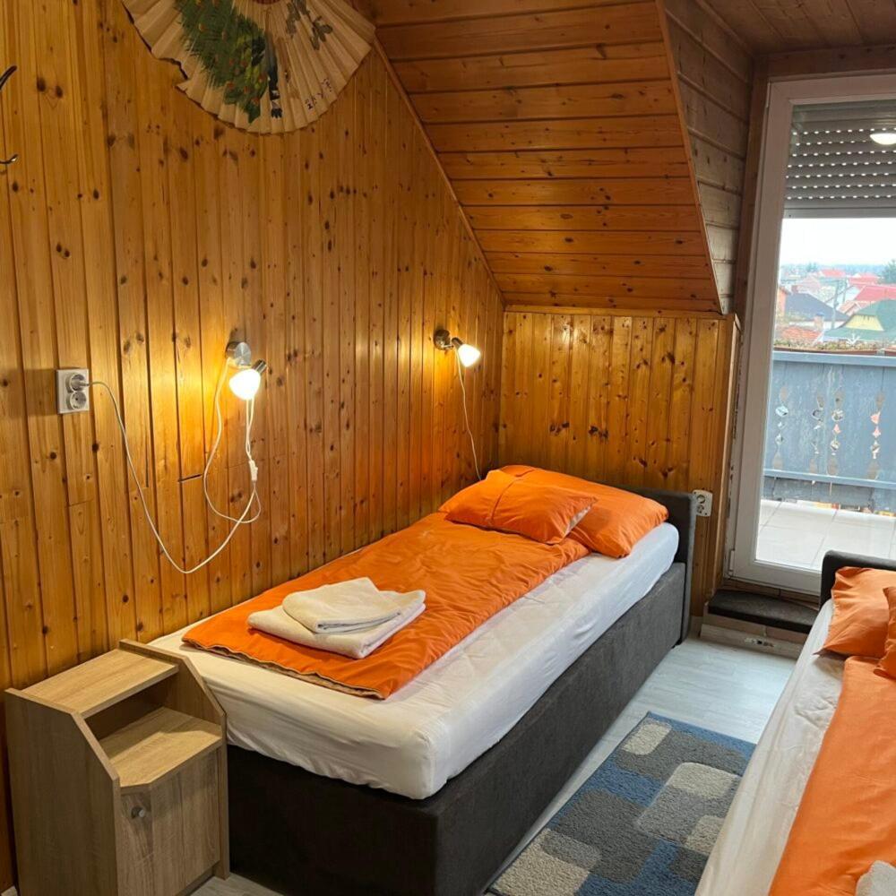 Lenzl'S Panzio Bed and Breakfast Szigetvár Exteriör bild