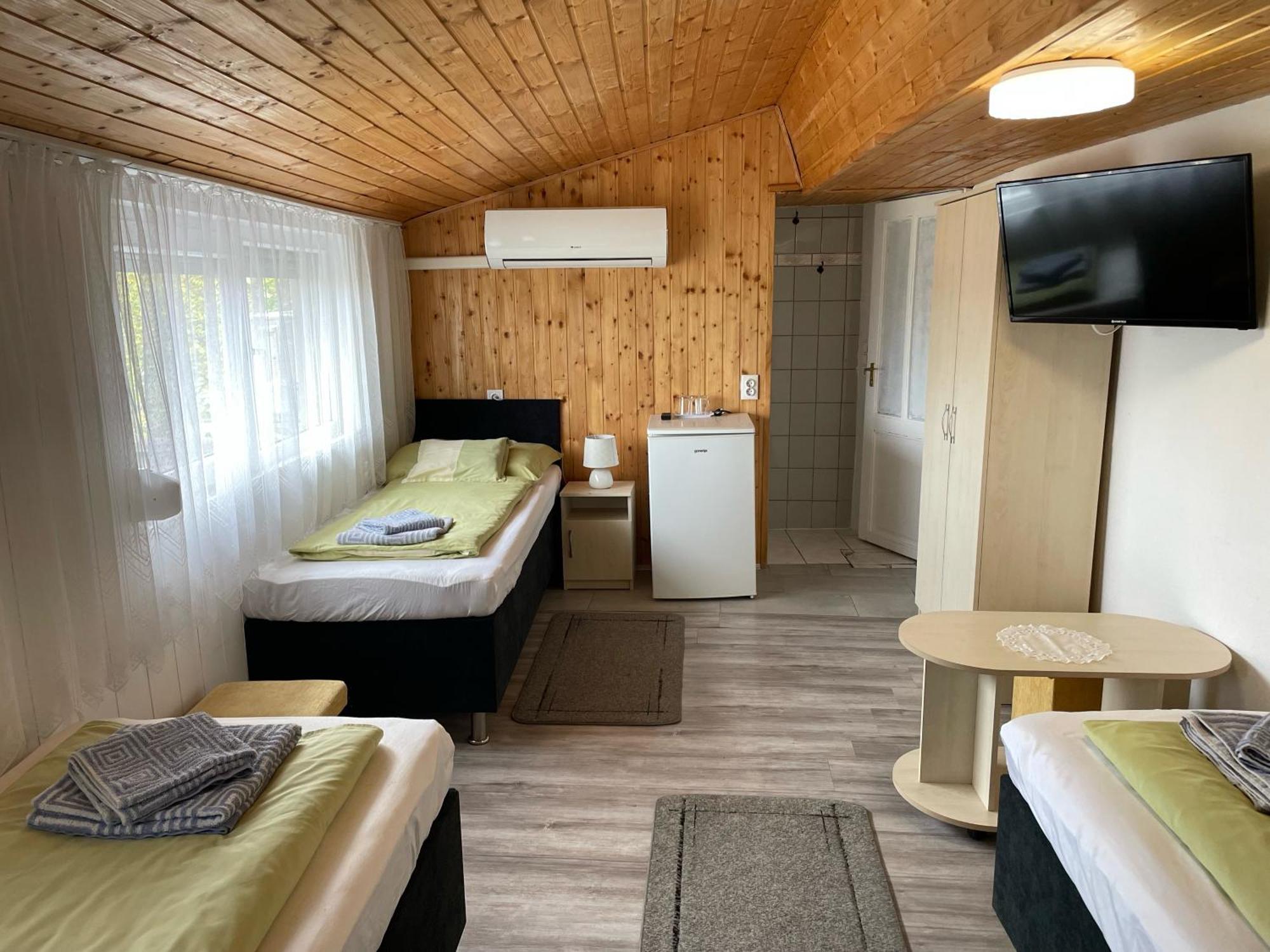 Lenzl'S Panzio Bed and Breakfast Szigetvár Exteriör bild