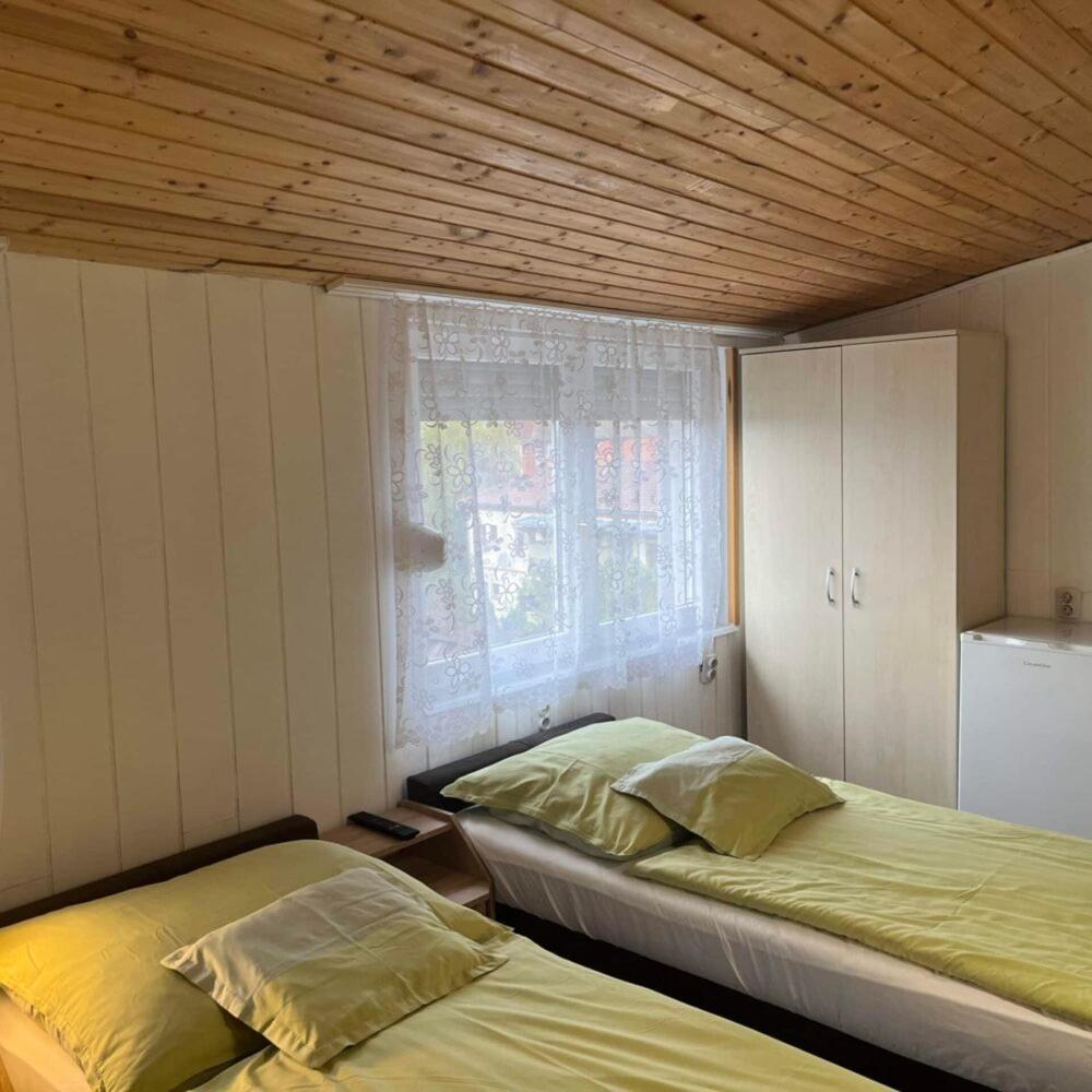 Lenzl'S Panzio Bed and Breakfast Szigetvár Exteriör bild