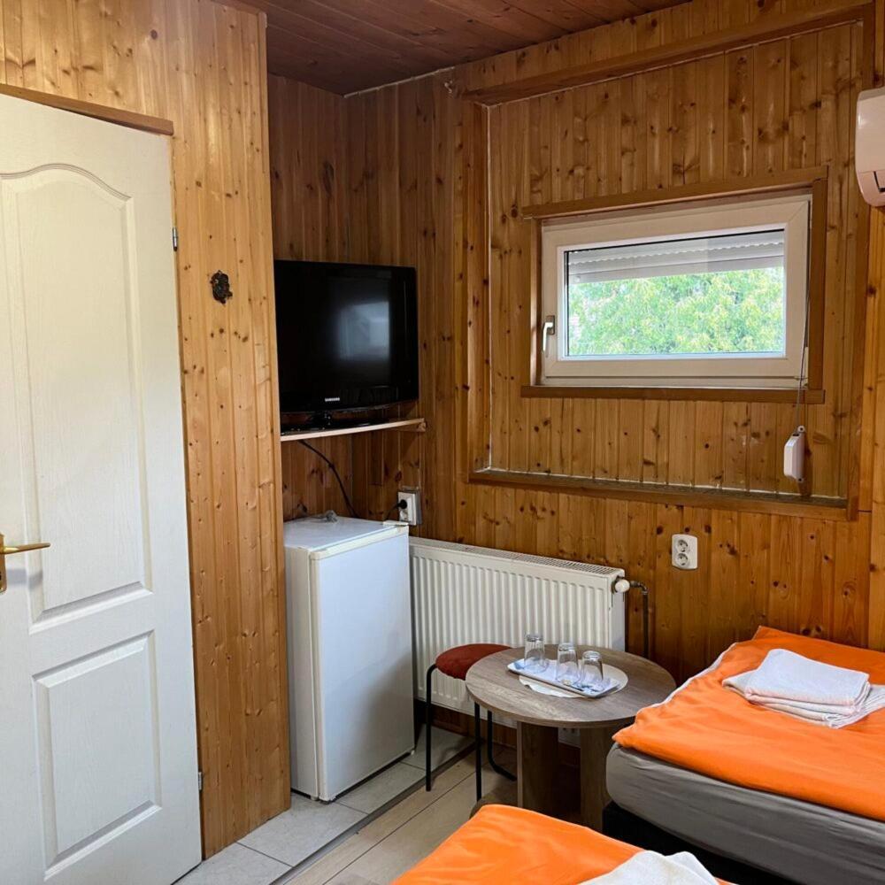 Lenzl'S Panzio Bed and Breakfast Szigetvár Exteriör bild