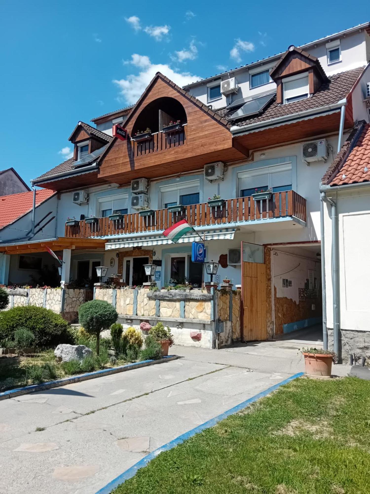 Lenzl'S Panzio Bed and Breakfast Szigetvár Exteriör bild